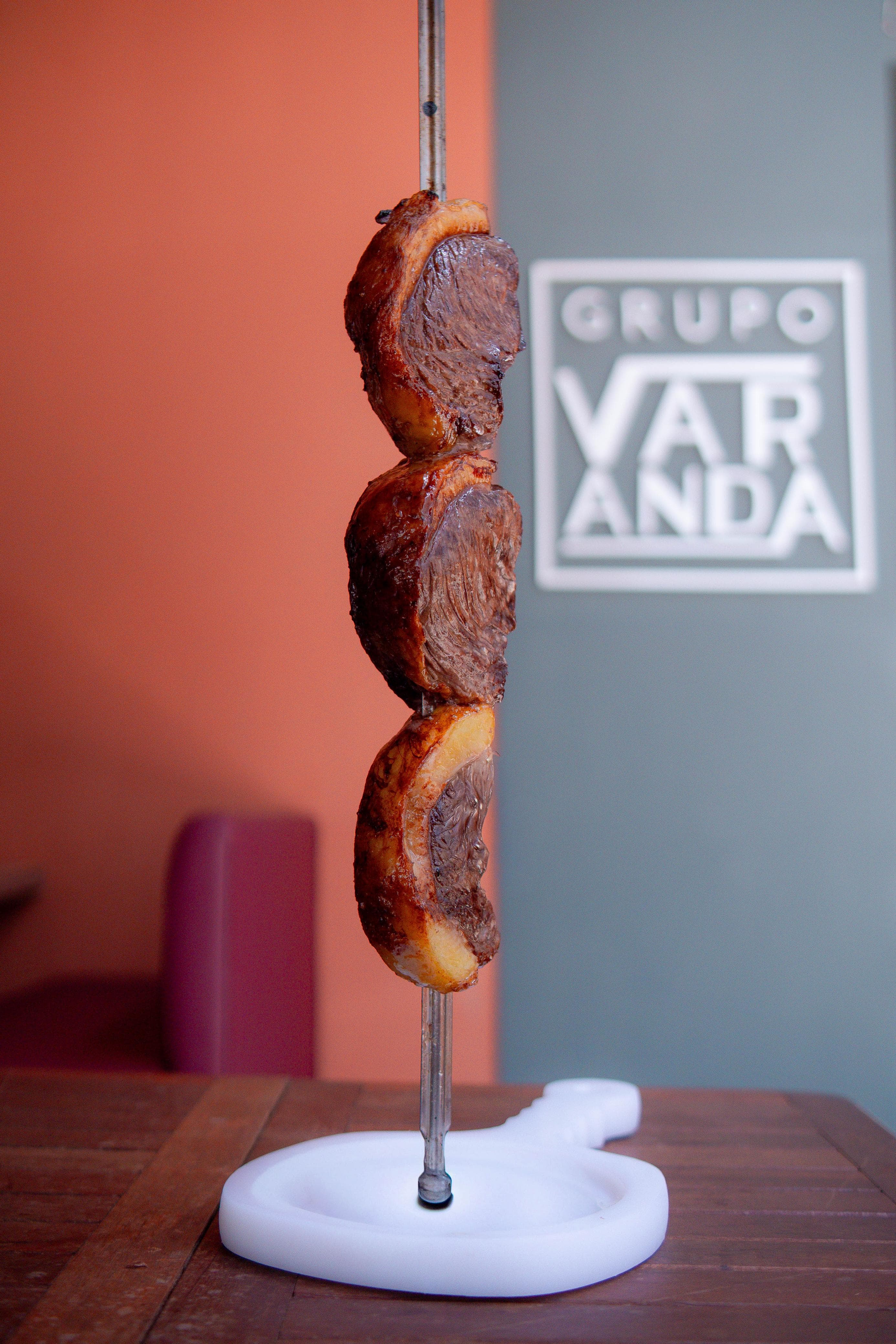 Corte de carne servido no espeto